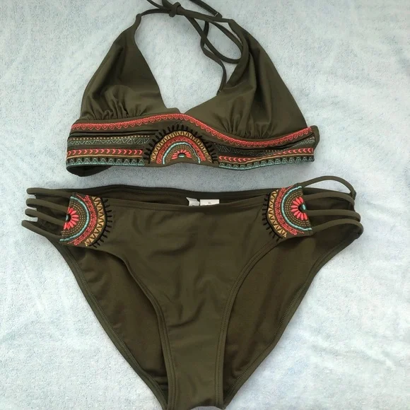 Sporty Green Bikini with Tribal Trim - Picture 2 of 5